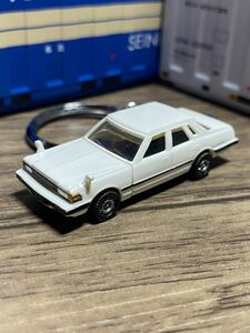 ●◎日産 セドリック 白 キーホルダー 2◎●⑤オリジナル加工品 カーアクセサリー ミニカー ハンドメイド 雑貨