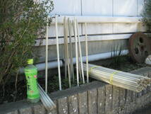 グラスファイバー棒 1ｃｍ丸　100本　　杭　農業用資材　苗植え付け後の囲い柱に。　_画像1
