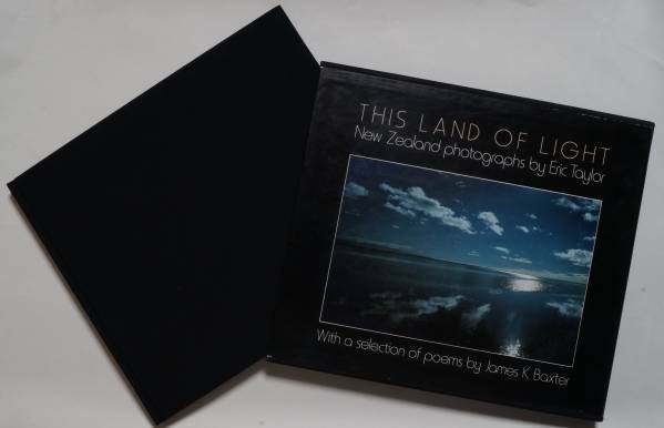 This Land of Light：New Zealand Photographs ニュージーランドの自然風景写真+ポエム　全128ページ/ハードブック/函/英語/カラー