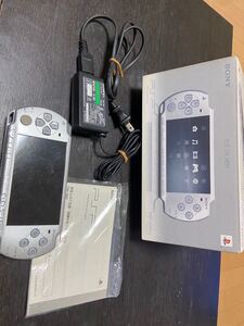 psp 2000です。起動はしましたが古いもののため、動作保証はできません。画像に映ってるものとなります。