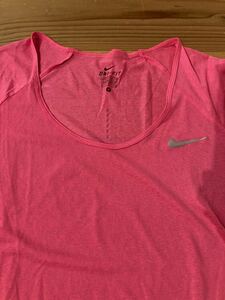 送料込み！NIKE ナイキ 七分袖Tシャツ トップス ピンク Sサイズ 薄手トップス ヨガ ランニング ゴルフ ショッキングピンク DRY-FIT