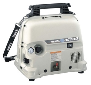 (マキタ) エアコンプレッサ AC700 一般圧専用 50/60Hz共用 ハンドル? ショルダベルト? 付 タンク容量5L 質量12kg 騒音値69dB (A) 圧力スイッチ式 makita 大型商品