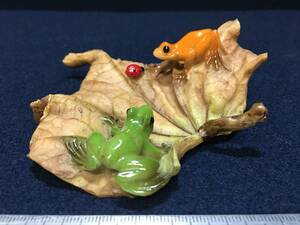 Art hand Auction ★【Ippindo】★ Red and green, two frogs, ladybug, ladybug, ornament, decoration, frog, resin, ladybug, leaf, frog, fake animal, realistic model, diorama, Handmade items, interior, miscellaneous goods, ornament, object