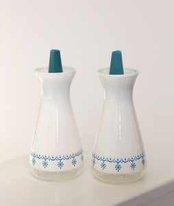 *PYREX* Old Pyrex * salt & pepper * snow flakes pattern 