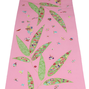 298番 新品 化繊（ポリエステル）シボの小さな縮緬地 小振袖用反物より切り売り 39センチ×100センチ（切売）ピンクに笹の葉と昔の玩具柄