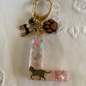 イニシャルキーホルダー ハンドメイド 猫のシルエット 猫のチャームと肉球チャーム付き イニシャルL バッグチャーム