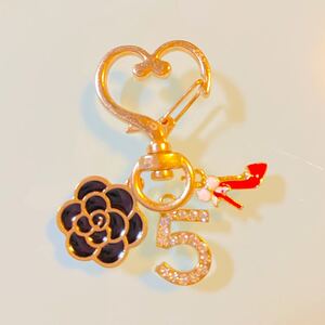 NO.73 カメリアブラックチャーム×5番ストーン×レッドハイヒールゴールドキーホルダー ハンドメイド