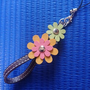 可愛いお花の手作りストラップ