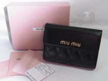 ミュウミュウ MIUMIU 二つ折りコンパクト財布 ブラック（NERO) レザー 5ML002 未使用美品 箱・カードあり_画像10