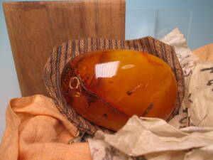 * large 8,8cm natural amber. loose 82,47g..* tree box attaching 