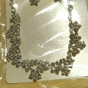 新品 ネックレスとピアスのセット Fashion Jewelry 花形 銀色 透明ストーン シルバーカラー ぶら下がりピアス ファッション ジュエリーの画像4