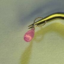 天然石 ペンダントトップ パーツ ビーズ ピンク サファイア＋SV925 石約7×幅約4mm Pink sapphire charm gemstone 雫型 ドロップ カット_画像1