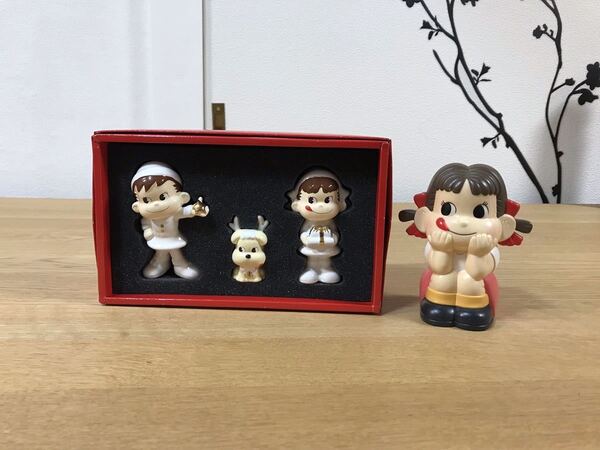 送料無料 不二家ペコちゃん ホワイトペコ・ポコ・ドック クリスマスシーズン 陶器製フィギュア プラ製貯金箱セット 置物 オブジェ