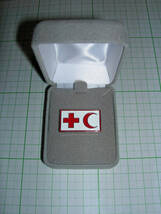 特価SALE！超入手困難品！Red Cross & Red Crescent Lapel Pin 赤十字と赤三日月ピン ：1"Wx9/16"H Velour Pin Box付 在庫限り _画像1