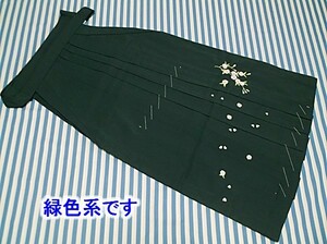 化繊 おしゃれな 女性用 袴(刺繍あり) 中古　お安くどうぞ(ふー66)