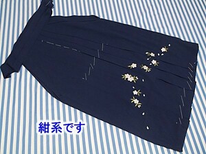 化繊 おしゃれな 女性用 袴(刺繍あり) 中古　お安くどうぞ(ふー67)