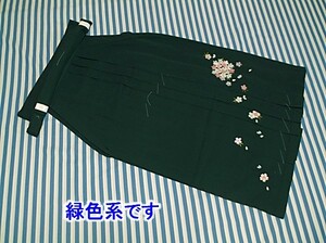 化繊 おしゃれな 女性用 袴(刺繍あり) 中古　お安くどうぞ(ふー68)
