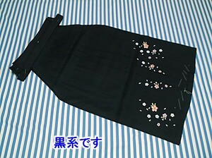 化繊 おしゃれな 女性用 袴(刺繍あり) 中古　お安くどうぞ(ふー70)