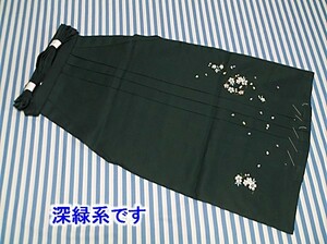 化繊 おしゃれな 女性用 袴(刺繍あり) 中古　お安くどうぞ(ふー72)