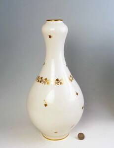  　　セーブル　=　 豪華金彩 ・　特　大　長　壺　・　 RD = White＆Gold Deco　 一級品　　　貴重品です。