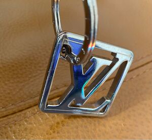 LOUIS VUITTON(ルイヴィトンのキーホルダー)charm シルバーカラー
