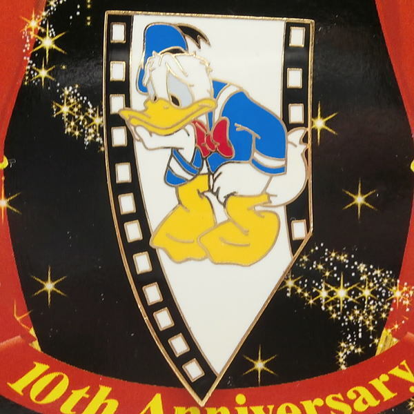 ディズニーストア 10周年記念 非売品ピンバッジ