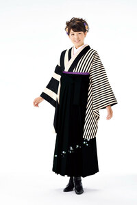 二尺袖 着物 袴フルセット 半身仕立て 縦縞 着物生地は日本製 袴と縫製は海外 袴変更可能 着物丈はショート丈 新品（株）安田屋 NO23485
