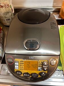 ZOJIRUSHI 象印 極め炊き 象印炊飯器 炊飯器 5.5合 使用していましたが、頻回では無かったため、比較的綺麗だと思います