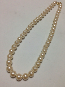  fake pearl. necklace * postage 205