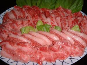 とろける旨さ. 兵庫県のブランド. 淡路牛・ 淡路島で 生産した バラ肉です。安心・安全。旨いお肉。「天然塩＋胡椒で。」