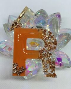 イニシャルキーホルダー チャーム ハーフカラー R