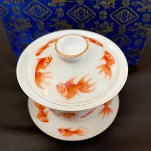 ◆ 新品未使用 中国美術 大清成豊年製 金魚 赤 朱 白 紅白 茶器 3点セット カップ&ソーサー 蓋 茶碗 食器 中華 中藝 風水 縁起物 高級 箱付の画像2