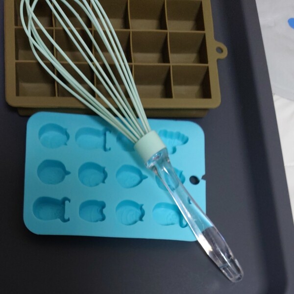 お菓子作り型抜き2つと泡立て器