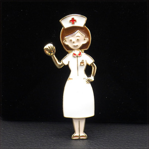 [BROOCH] Medical Nurse かわいい ナース ガッツポーズ 看護師 医療 医師 ゴールド ベース エナメル彩色 5.5センチ ブローチ 【送料無料】