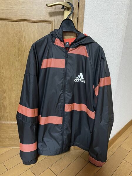 adidas(アディダス)2重構造　アシンメトリーデザイン　ウィンドジャケット