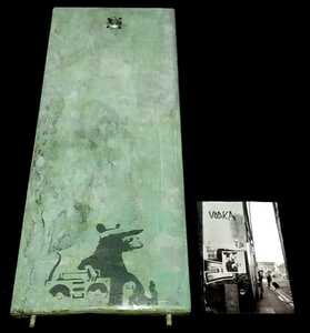 Banksy(バンクシー)、ストリート、ロードサインGhetto Rat(Gangsta Rat)2006年以前のイギリス作品。街に描かれた当時に撮られた写真有