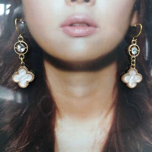 ゆらゆら大人可憐☆☆☆ホワイトマーブルクローバー&キラキラストーン☆☆☆選べる【イヤリングorピアス】◎◎◎とても上品で綺麗◎◎◎