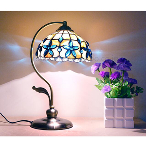 Art hand Auction Luxurious and elegant Tiffany seashell lamp table light lilac antique style glass interior stand light, hand craft, handicraft, glass crafts, Stained glass