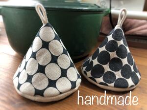 ☆ハンドメイド☆三角鍋つかみ☆北欧風ドット生成×黒