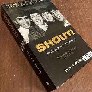 B2355 「SHOUT The True Story of the Beatles 」 ビートルズ　 英国本 音楽　ロック　英国 古本　雑誌 　ビンテージ　