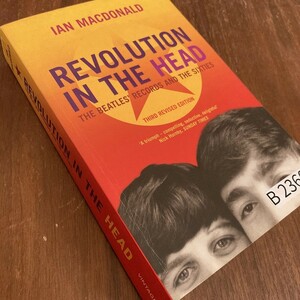 B2360 「REVOLUTION IN THE HEAD IAN MACDONALD」 イアン・マクドナルド ビートルズ　本 音楽　ロック　英国 古本　雑誌 　ビンテージ　