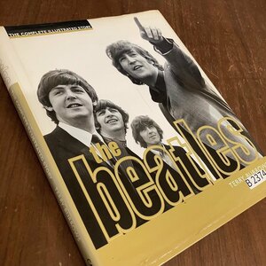 B2374 「The Beatles THE COMPLETE ILLUSTRATED STORY」 ビートルズ　英国本 音楽　ロック　英国 古本　雑誌 　ビンテージ　