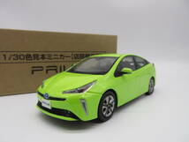 1/30 トヨタ 4代目プリウス 後期　PRIUS　非売品 カラーサンプル ミニカー　サーモテクトライムグリーン_画像1