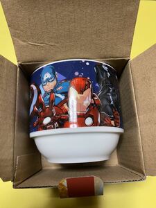 ディズニーストア クリスマス オリジナルカップ 非売品 ノベルティ　マーベル