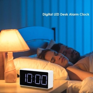 デジタル目覚まし時計 Led時計 アラーム スヌーズ機能 温度計 カレンダー機能 USBケーブル 電池 両方 使用可能