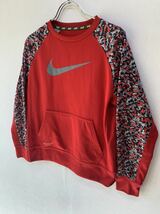 【人気】NIKE/ナイキ　トレーナー　キッズ　Ｌ　赤／レッド 　THERMA FIT　迷彩　スポーツ　　K1178_画像3