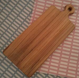 岩手県産木材を使った、カッティング・ボードです。木工職人さん手作りの品です。