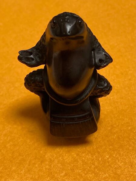 根付 横綱ガマ蛙の土俵入り。珍しいガマかえるの横綱の根付 木製(柘植)眼球入り 繊細彫刻 年代もの 骨董品 コレクターズアイテム