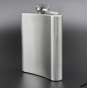【長く愛用できる】 スキットル ステンレス製 220ml 防錆 軽量 ファンネル付き お酒 ウィスキー アウトドア レジャー キャンプ 水筒