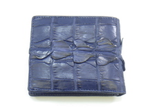z4B002Z- 未使用 クロコダイル 二つ折り財布 ネイビー系 保存袋・箱付き_画像3